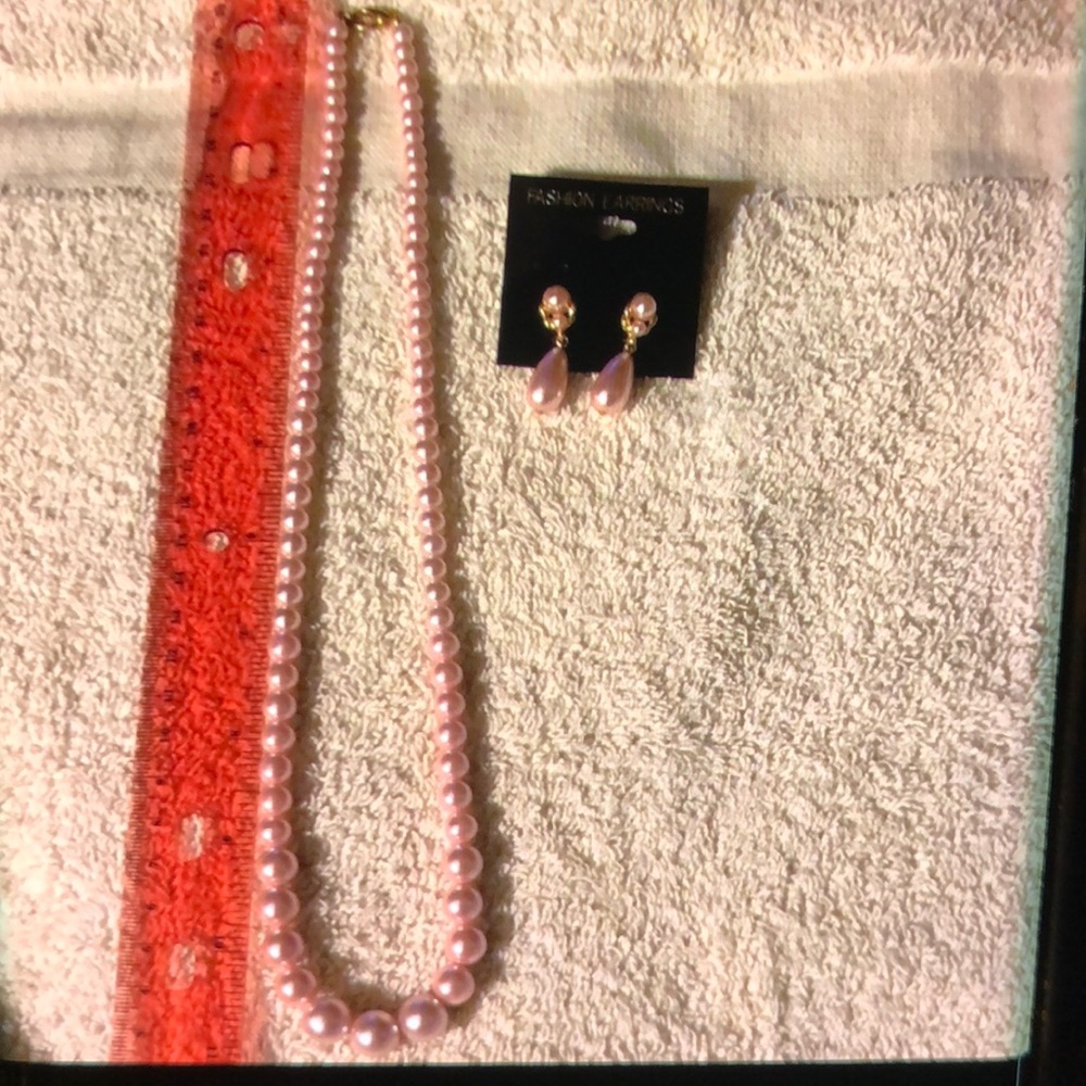 MOVING SALE NO HAGGLING NO BRAND WOMEN LT PINK NECKLACE/EARRING FAUX PEARL SET.
